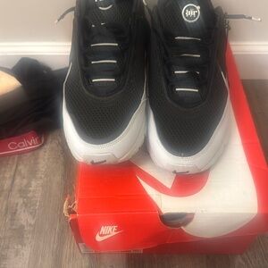Black and white Nike air max pulse